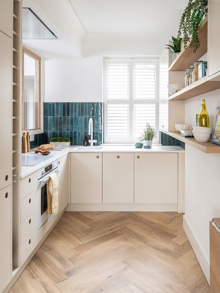 A Pop-Up Table Makes This Tiny Kitchen Eat-In Friendly