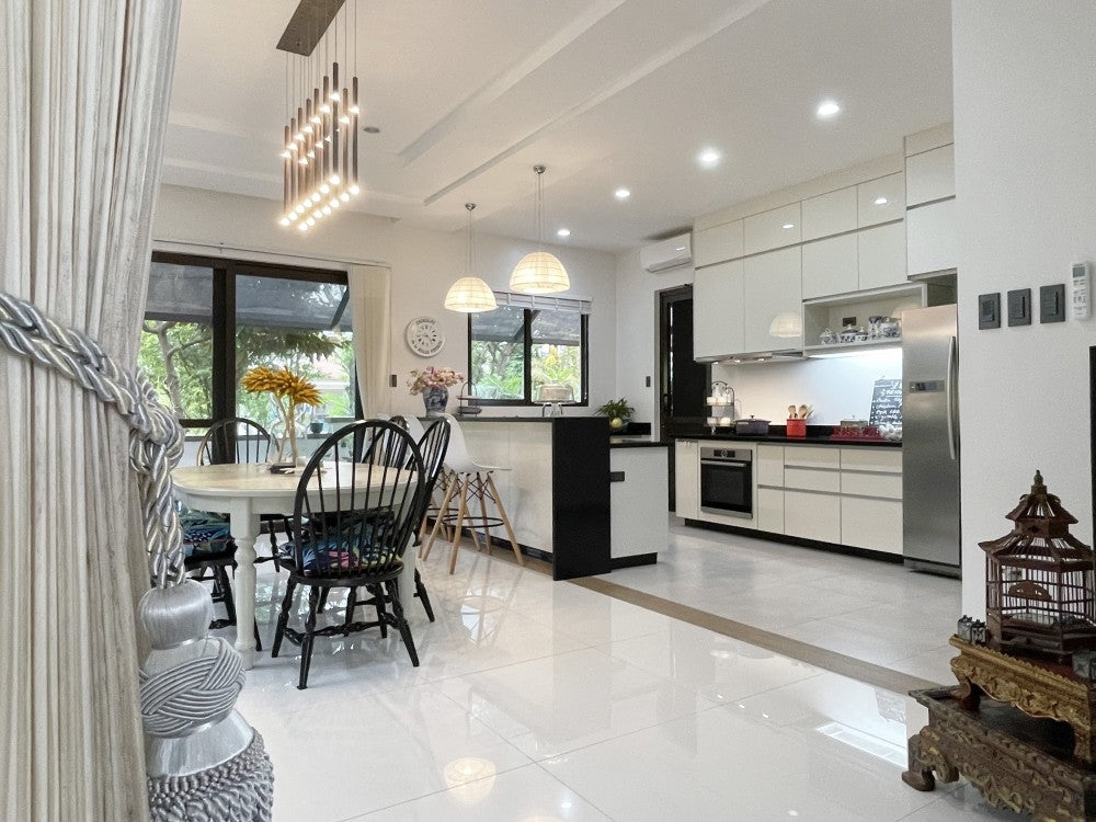 Asian modern home’s glossy white kitchen by Merlgen